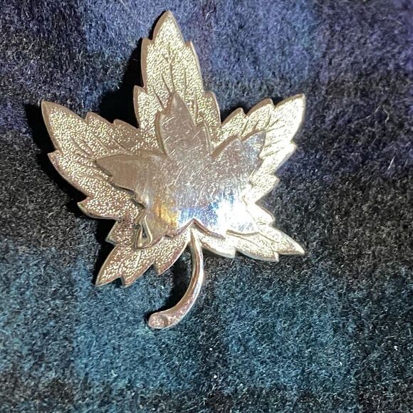 Monet Silver Maple Leaf Pin Brooch - Picture 2 of 10